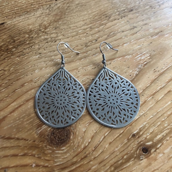 Lia Sophia teardrop earrings - Picture 1 of 2